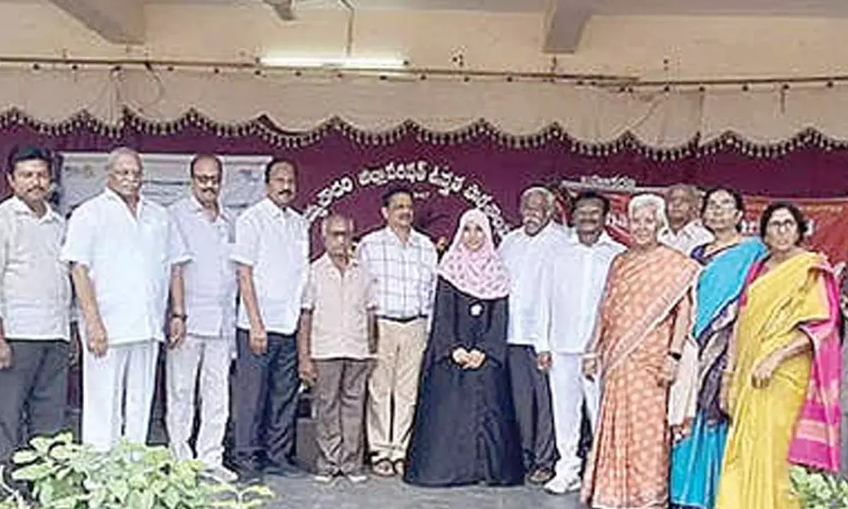 Andhra: पटामाटा हाई स्कूल के छात्र को नकद पुरस्कार मिला