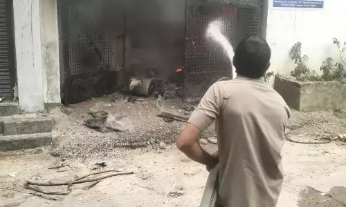 Gurugram: भीषण आग ने वेयरहाउस व गैस पाइपलाइन को घेरा Gurugram: भीषण आग ने वेयरहाउस व गैस पाइपलाइन को घेरा