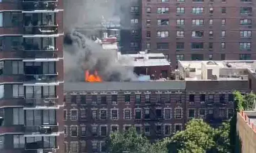 Manhattan में गैस विस्फोट से भीषण आग लग गई Manhattan में गैस विस्फोट से भीषण आग लग गई