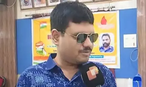Sambalpur: दृष्टिहीन युवक रक्तदान कर बना मिसाल