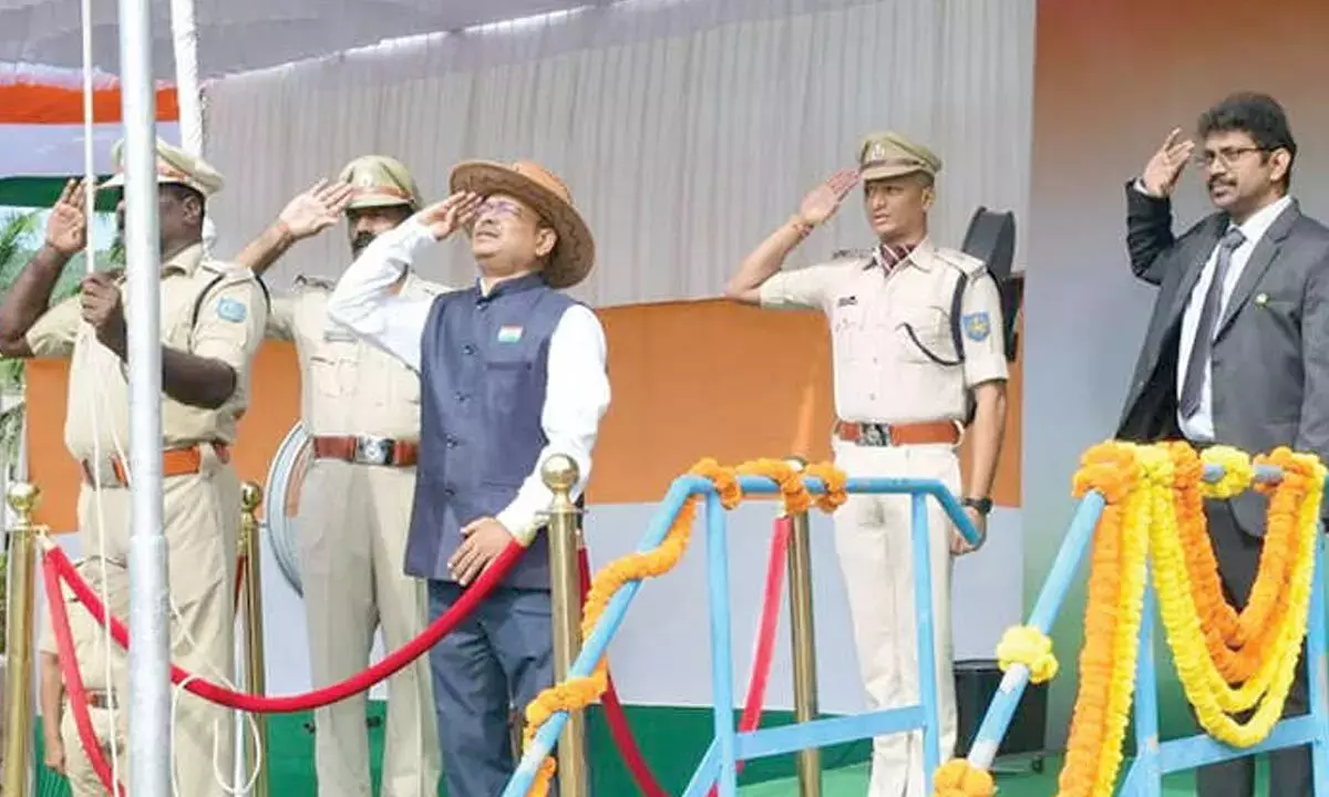 Andhra: शहर में देशभक्ति का माहौल, विभागों और इकाइयों ने धूमधाम से मनाया स्वतंत्रता दिवस Andhra: शहर में देशभक्ति का माहौल, विभागों और इकाइयों ने धूमधाम से मनाया स्वतंत्रता दिवस