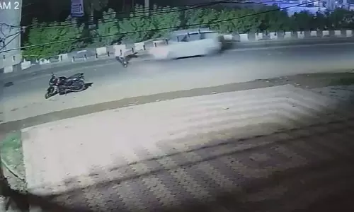 Ghaziabad: सड़क पार कर रहे युवक को कार ने टक्कर मारी Ghaziabad: सड़क पार कर रहे युवक को कार ने टक्कर मारी
