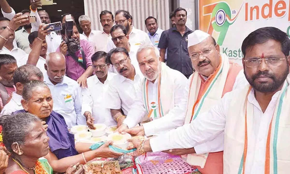 Andhra: कस्तूरबा गांधी केंद्र ट्रस्ट ने महिलाओं को कपड़े वितरित किए
