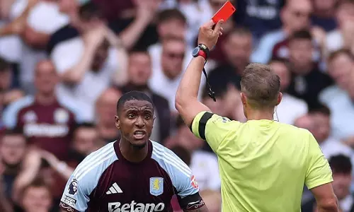 Newcastle match: एज़री कोंसा को लाल कार्ड, एस्टन विला पर पड़ा असर