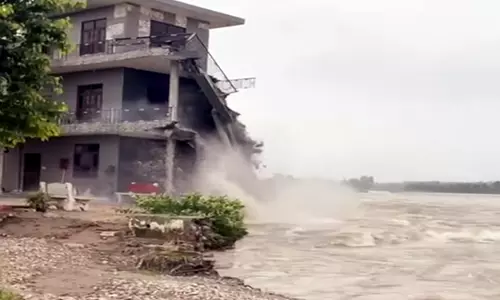 Dharamshala: पौंग बांध से निकला पानी, कई घर व खेत जलमग्न Dharamshala: पौंग बांध से निकला पानी, कई घर व खेत जलमग्न
