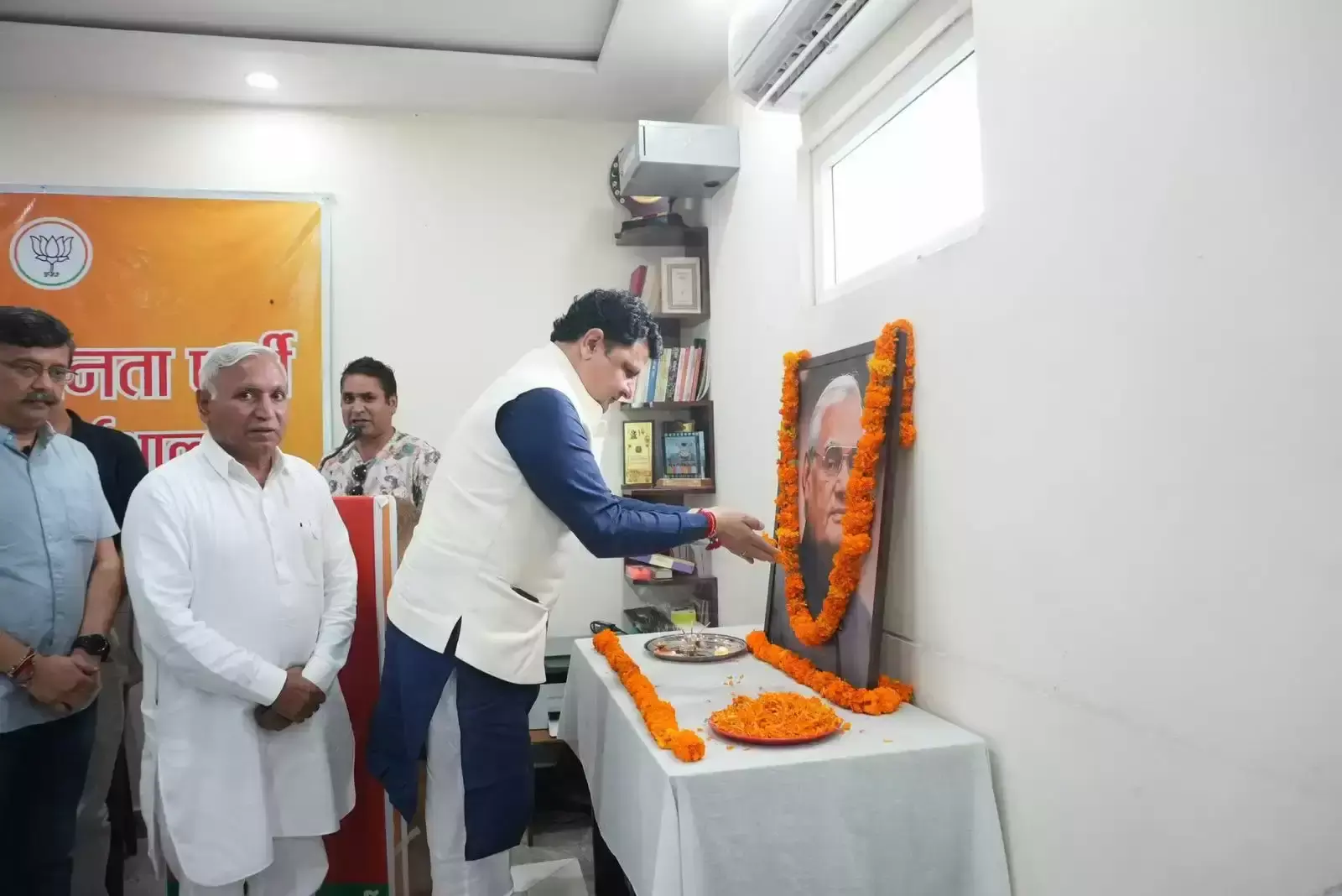 Dharamshala: अटल पुण्यतिथि पर विधायक ने निभाया सेवा का व्रत Dharamshala: अटल पुण्यतिथि पर विधायक ने निभाया सेवा का व्रत
