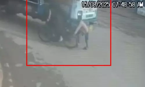 फिंगेश्वर नदी मोड़ पर बड़ा हादसा टला, ट्रक की टक्कर से बाल-बाल बचे दो बच्चे