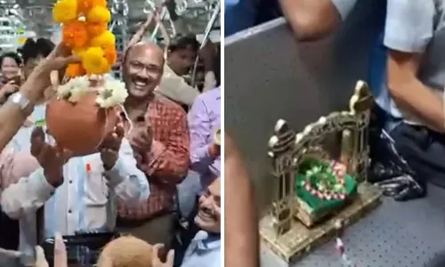 Mumbai: लोकल में जन्माष्टमी पर यात्रियों ने तोड़ी दही हांडी Mumbai: लोकल में जन्माष्टमी पर यात्रियों ने तोड़ी दही हांडी