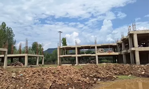 Handwara: भाजपा नेताओं ने हंदवाड़ा जीएमसी स्थल के विरोध में किया धरना प्रदर्शन
