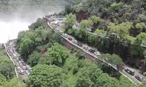 Srisailam मंदिर में उमड़ी श्रद्धालुओं की भीड़.. 5 किलोमीटर लंबा ट्रैफिक जाम