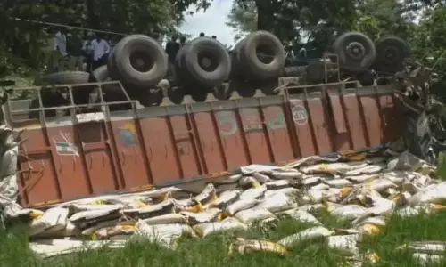 Odisha: चावल से लदा ट्रक पलटने से चालक बाल-बाल बचा