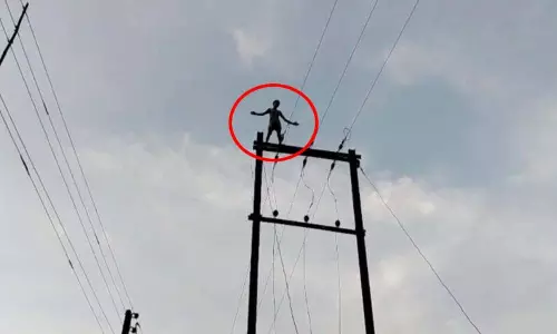 हाईटेंशन तार पर चढ़ा युवक, एक घंटे तक चला हाईवोल्टेज ड्रामा हाईटेंशन तार पर चढ़ा युवक, एक घंटे तक चला हाईवोल्टेज ड्रामा