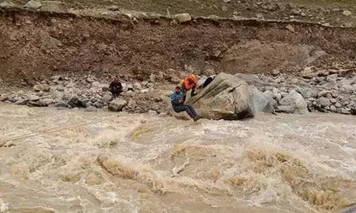 Himachal: किन्नौर में पत्थर लगने से दिल्ली के दंपति की मौत Himachal: किन्नौर में पत्थर लगने से दिल्ली के दंपति की मौत