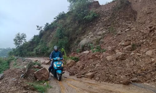 Dharamshala: धर्मशाला-पठानकोट रोड पर सड़क धंसने और भूस्खलन का खतरा