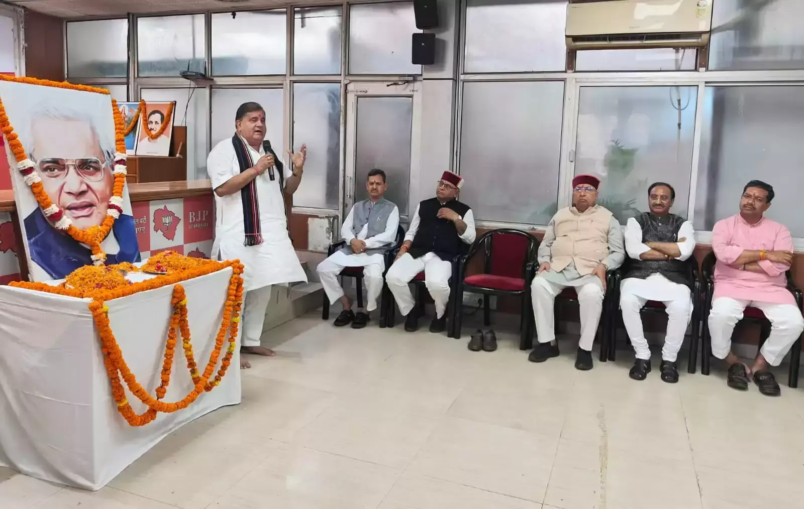 Dehradun: भाजपा ने अटल बिहारी वाजपेयी को याद कर अर्पित की श्रद्धांजलि Dehradun: भाजपा ने अटल बिहारी वाजपेयी को याद कर अर्पित की श्रद्धांजलि