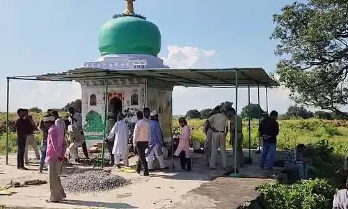 Rewa: मजार तोड़फोड़ से सांप्रदायिक तनाव, पुलिस बल तैनात