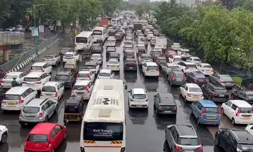 Thane: बारिश से मरम्मत रुकी, भारी वाहन फिर सड़कों पर