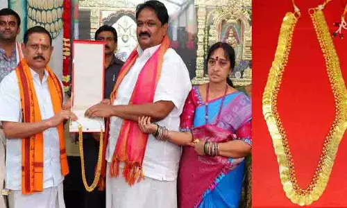 एक भक्त जिसने देवी भ्रमरम्बा को उपहार के रूप में कसुलापीर नाम अर्पित किया एक भक्त जिसने देवी भ्रमरम्बा को उपहार के रूप में कसुलापीर नाम अर्पित किया