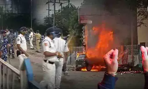 Salt Lake में डिलीवरी बॉय की मौत पर पुलिस से झड़प Salt Lake में डिलीवरी बॉय की मौत पर पुलिस से झड़प