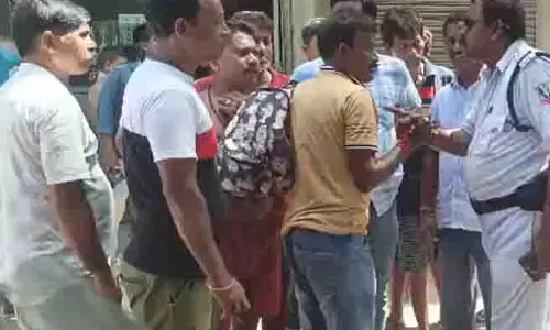 Kolkata में सरेआम छेड़छाड़, स्थानीय लोगों ने आरोपी की पिटाई की