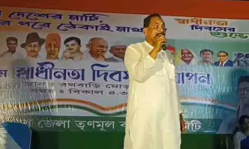 Trinamool नेता की बांग्लादेश संबंधी विवादास्पद टिप्पणी पर हंगामा Trinamool नेता की बांग्लादेश संबंधी विवादास्पद टिप्पणी पर हंगामा