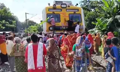 Hasnabad शाखा के इस स्टेशन के पास पूजा आयोजित की जाती