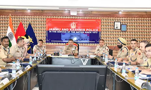 IGP कश्मीर ने पीसीआर कश्मीर में अपराध और सुरक्षा समीक्षा बैठक की अध्यक्षता की IGP कश्मीर ने पीसीआर कश्मीर में अपराध और सुरक्षा समीक्षा बैठक की अध्यक्षता की