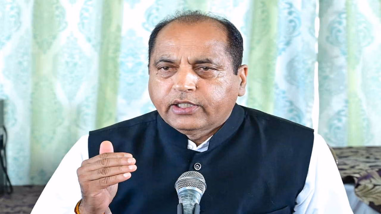 BJP नेता जय राम ठाकुर ने आपदा प्रभावित मंडी का दौरा किया, राहत सामग्री वितरित की