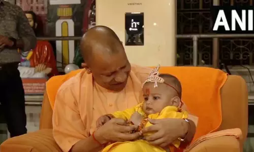 गोरखनाथ मंदिर में जन्माष्टमी की धूम, मुख्यमंत्री योगी आदित्यनाथ ने बच्चों से की मुलाकात गोरखनाथ मंदिर में जन्माष्टमी की धूम, मुख्यमंत्री योगी आदित्यनाथ ने बच्चों से की मुलाकात