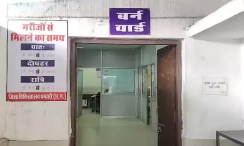 मिड-डे-मिल बनाते समय कुकर ब्लास्ट, रसोइया महिला गंभीर रूप से झुलसी मिड-डे-मिल बनाते समय कुकर ब्लास्ट, रसोइया महिला गंभीर रूप से झुलसी