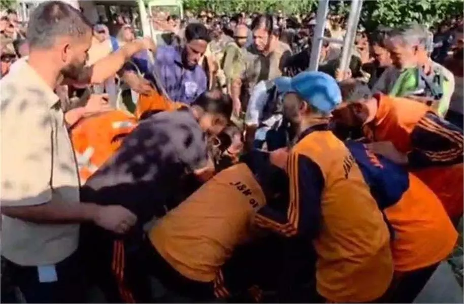 Kupwara : कुआं खोदते समय हादसा, बचाव अभियान जारी Kupwara : कुआं खोदते समय हादसा, बचाव अभियान जारी