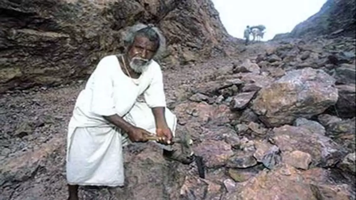 पहाड़ को चुनौती देने वाले दशरथ मांझी, एक प्रेम और संकल्प की अमर गाथा पहाड़ को चुनौती देने वाले दशरथ मांझी, एक प्रेम और संकल्प की अमर गाथा