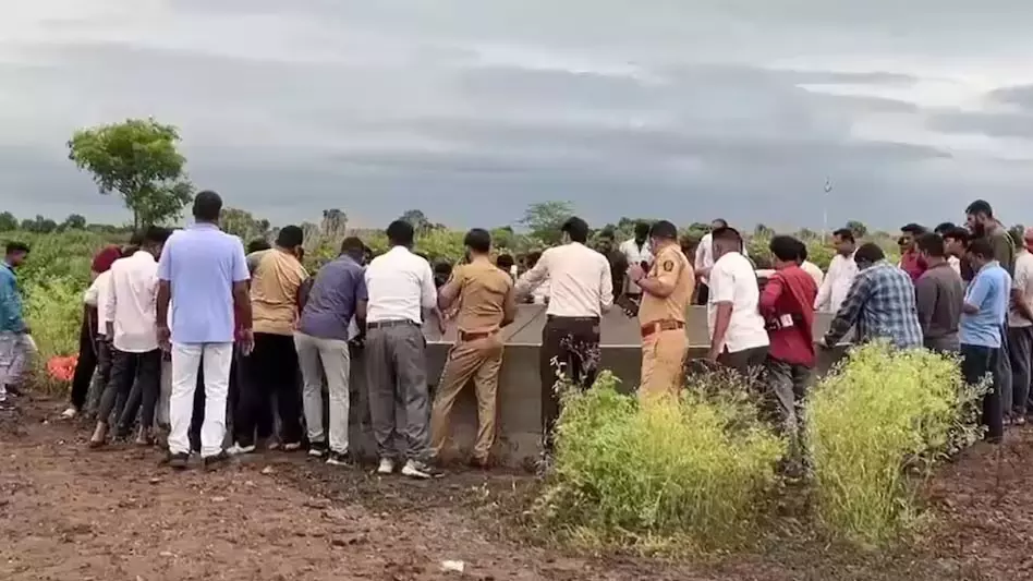 4 मर्डर कर सुसाइड, परिवार के मुखिया के खौफनाक कदम से सनसनी 4 मर्डर कर सुसाइड, परिवार के मुखिया के खौफनाक कदम से सनसनी