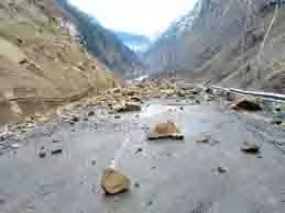 Himachal: पहाड़ी से पत्थर गिरने से 2 पर्यटकों की मौत Himachal: पहाड़ी से पत्थर गिरने से 2 पर्यटकों की मौत
