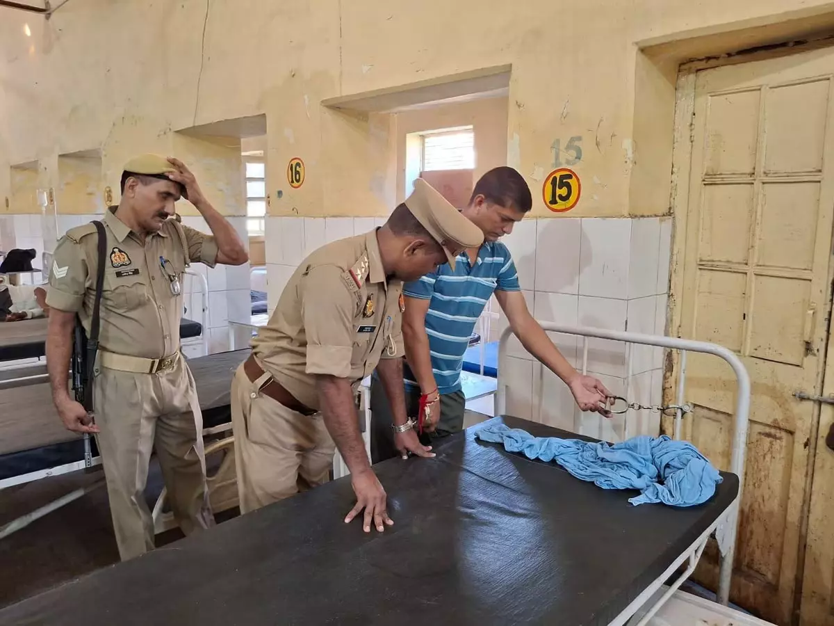 अधिकारी की मां की हत्या करने वाला पुलिस को चकमा देकर फरार अधिकारी की मां की हत्या करने वाला पुलिस को चकमा देकर फरार