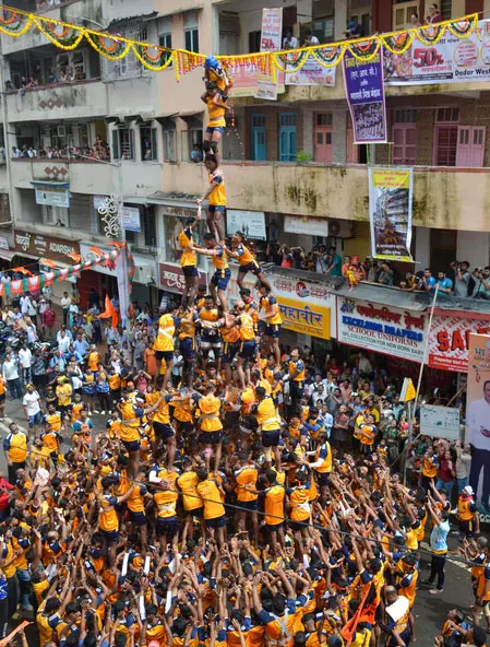 दही हांडी उत्सव के दौरान अलग-अलग जगहों में हादसे, 200 से अधिक लोग घायल दही हांडी उत्सव के दौरान अलग-अलग जगहों में हादसे, 200 से अधिक लोग घायल