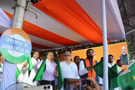ललन सिंह और सम्राट चौधरी ने जमालपुर से वंदे भारत एक्सप्रेस को हरी झंडी दिखाकर किया रवाना ललन सिंह और सम्राट चौधरी ने जमालपुर से वंदे भारत एक्सप्रेस को हरी झंडी दिखाकर किया रवाना