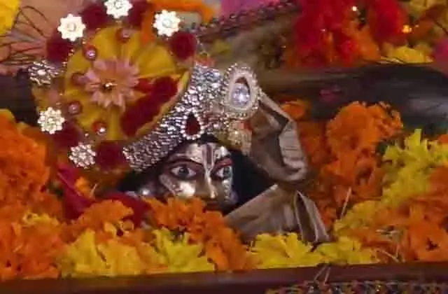 Srinagar: कड़ी सुरक्षा के बीच जन्माष्टमी का जश्न, भक्तिमय माहौल Srinagar: कड़ी सुरक्षा के बीच जन्माष्टमी का जश्न, भक्तिमय माहौल
