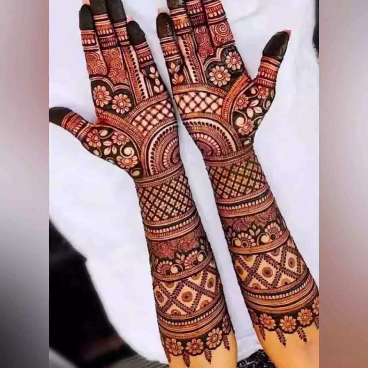 Hartalika Teej Mehndi Designs: हरतालिका तीज के दिन हाथों पर रचाएं ये सुंदर मेहंदी डिजाइन Hartalika Teej Mehndi Designs: हरतालिका तीज के दिन हाथों पर रचाएं ये सुंदर मेहंदी डिजाइन