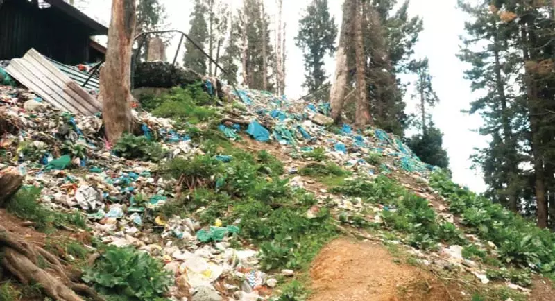 अव्यवस्थित कचरा निपटान के कारण Gulmarg में ठोस अपशिष्ट प्रबंधन का अभाव अव्यवस्थित कचरा निपटान के कारण Gulmarg में ठोस अपशिष्ट प्रबंधन का अभाव