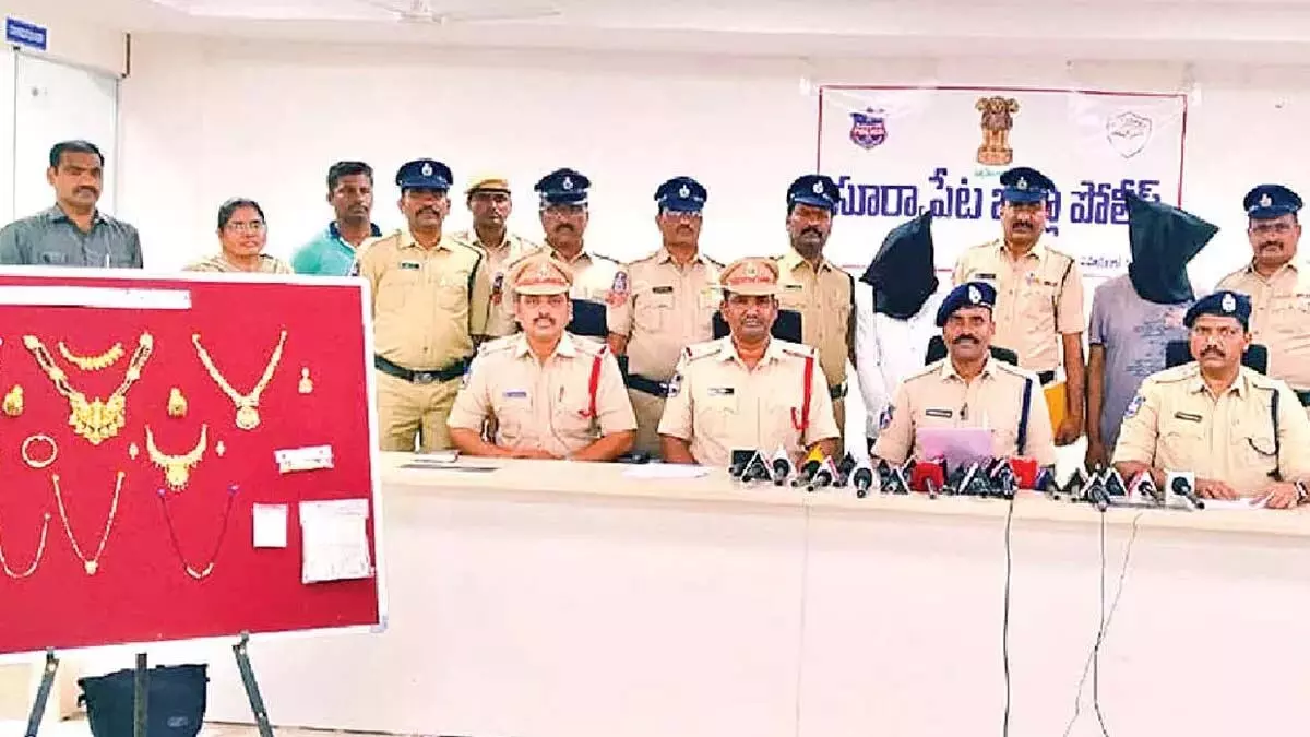 आभूषण चोरी: दो गिरफ्तार, 60 लाख रुपये का सोना बरामद आभूषण चोरी: दो गिरफ्तार, 60 लाख रुपये का सोना बरामद