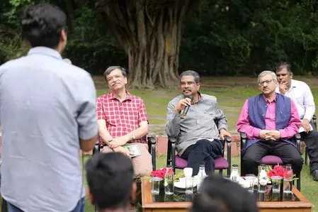 आईआईटी दिल्ली में छात्रों से मिले शिक्षा मंत्री, पीएम ने किया है आत्मनिर्भरता का आह्वान आईआईटी दिल्ली में छात्रों से मिले शिक्षा मंत्री, पीएम ने किया है आत्मनिर्भरता का आह्वान