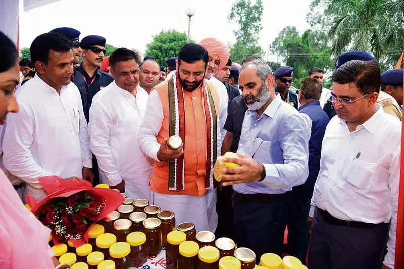 CM ने शहद को भावांतर भरपाई योजना के तहत कवर करने की घोषणा की CM ने शहद को भावांतर भरपाई योजना के तहत कवर करने की घोषणा की