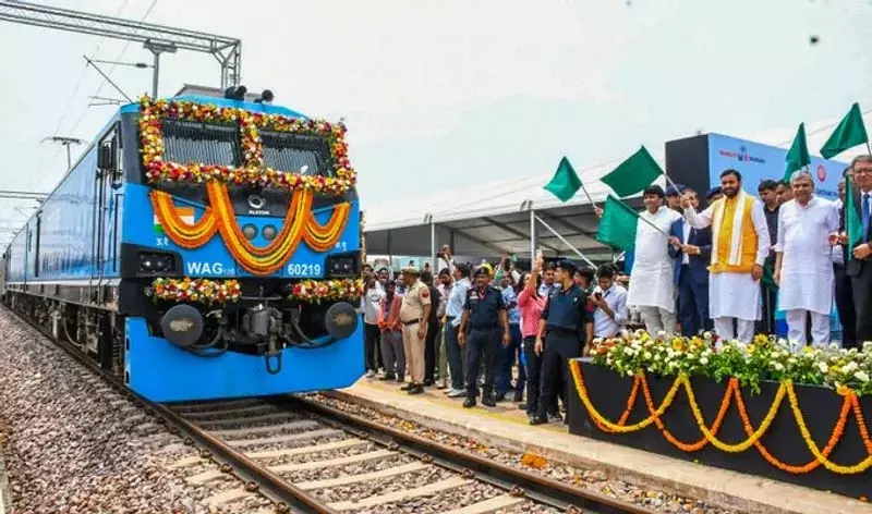 भारत का लॉजिस्टिक्स क्षेत्र 2026 तक 10.7% की वृद्धि दर्ज करेगा, लाखों नौकरियां पैदा करेगा: केंद्र भारत का लॉजिस्टिक्स क्षेत्र 2026 तक 10.7% की वृद्धि दर्ज करेगा, लाखों नौकरियां पैदा करेगा: केंद्र