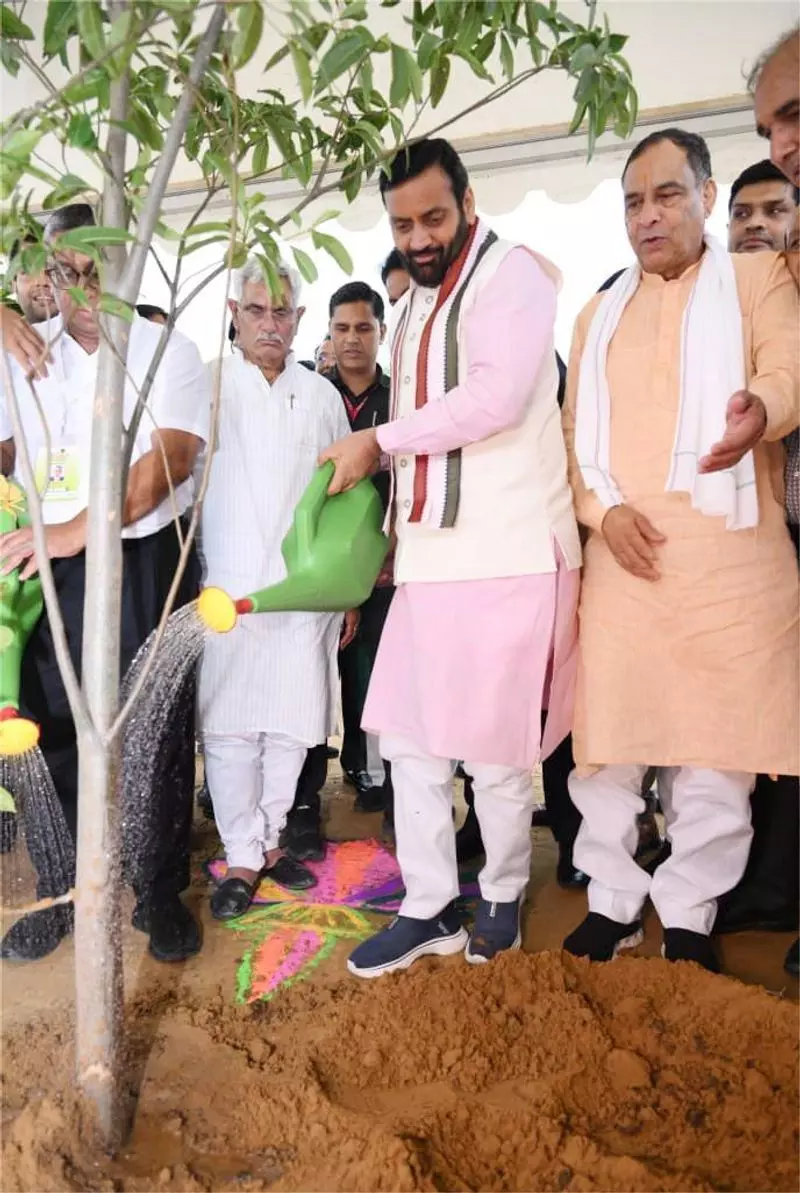 Haryana : सैनी ने पर्यावरण संरक्षण और पेड़ लगाने के लिए सामूहिक प्रयास का आह्वान किया Haryana : सैनी ने पर्यावरण संरक्षण और पेड़ लगाने के लिए सामूहिक प्रयास का आह्वान किया