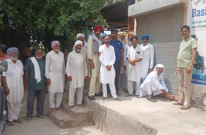 Haryana : नशे की गोलियां बेचने के आरोपी मेडिकल स्टोर को हटाने के लिए गांव एकजुट Haryana : नशे की गोलियां बेचने के आरोपी मेडिकल स्टोर को हटाने के लिए गांव एकजुट