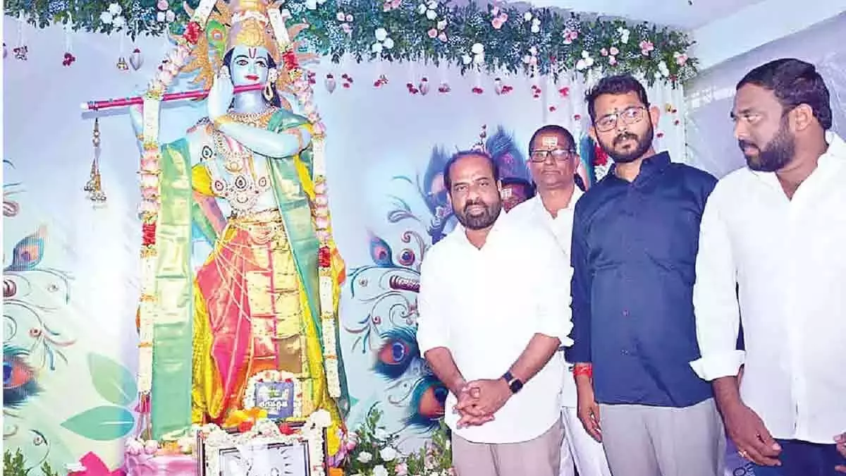 Yadav ने श्रीकृष्ण जन्माष्टमी समारोह में भाग लिया Yadav ने श्रीकृष्ण जन्माष्टमी समारोह में भाग लिया