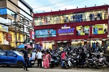 मॉल के बाहर अनियमित पार्किंग से सड़क यातायात बाधित मॉल के बाहर अनियमित पार्किंग से सड़क यातायात बाधित