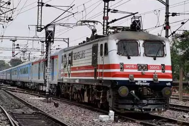 Tamil Nadu: दिवाली के लिए ट्रेन टिकट मिनटों में बिक गए Tamil Nadu: दिवाली के लिए ट्रेन टिकट मिनटों में बिक गए