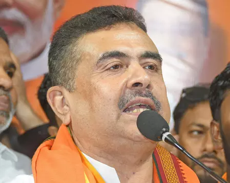 पश्चिम बंगाल: सरकारी अधिकारी को तृणमूल विधायक ने फटकारा, सुवेंदु अधिकारी बोले- यही टीएमसी की संस्कृति पश्चिम बंगाल: सरकारी अधिकारी को तृणमूल विधायक ने फटकारा, सुवेंदु अधिकारी बोले- यही टीएमसी की संस्कृति